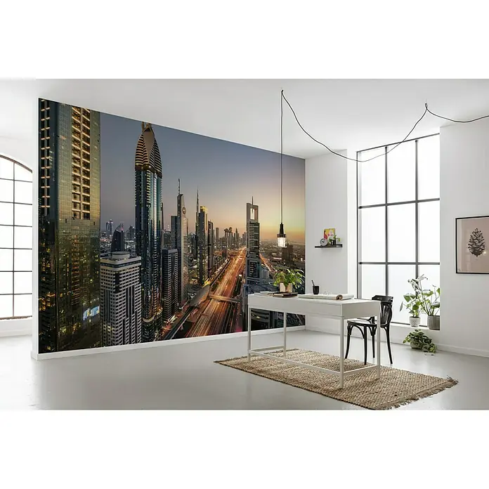 Komar Stefan Hefele Edition 2 Fototapete Level 43 - 9 -tlg., B x H: 450 x 280 cm, Vlies - Ein Büro mit einer Fototapete von Dubai bei Sonnenuntergang, die eine urbane und moderne Atmosphäre schafft.