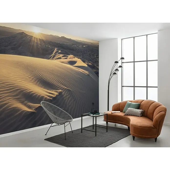 Komar Stefan Hefele Edition 2 Fototapete Mojave Heights - 9 -tlg., B x H: 450 x 280 cm, Vlies - Großzügiger Wohnraum mit einer auffälligen Wüsten-Fototapete, einem geschwungenen Sofa und einem modernen Sessel.