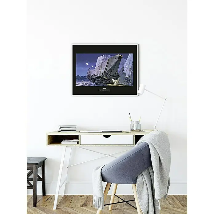 Komar Star Wars Poster RMQ Sandcrawler - Star Wars, B x H: 50 x 40 cm - Gerahmter Star Wars Kunstdruck mit Szene vom Eisplaneten Hoth hängt über einem modernen Schreibtisch, der mit einer Lampe und Büchern dekoriert ist.