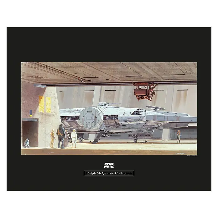 Komar Star Wars Poster RMQ Mos Eisley Hangar - Star Wars, B x H: 40 x 30 cm - Star Wars Konzeptkunst: Der Millennium Falcon von Ralph McQuarrie, das legendäre Raumschiff in einer Raumschiffgarage mit der Crew.