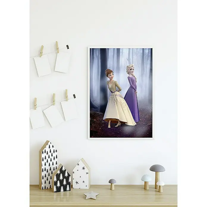 Komar Disney Edition 4 Poster Frozen Wood Walk - Disney, B x H: 30 x 40 cm - Gerahmtes Bild von Anna und Elsa aus Frozen II, Teil einer Kinderzimmerdekoration mit Holzspielzeughäusern und Pilzen auf einem Holzregal.