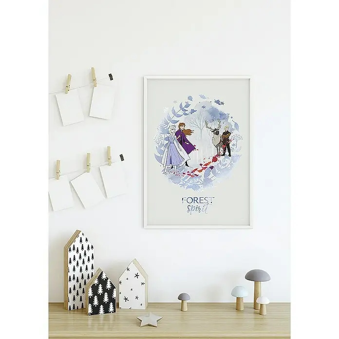 Komar Disney Edition 4 Poster Frozen Spirit - Disney, B x H: 40 x 50 cm - Gerahmter "Die Eiskönigin 2"-Kunstdruck "Waldgeist" mit Anna, Elsa, Kristoff und Sven auf einem hellen Holztisch mit Dekorationen.