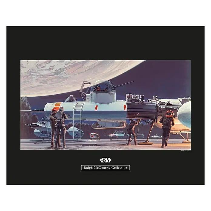 Komar Star Wars Poster RMQ Yavin Hangar - Star Wars, B x H: 50 x 40 cm - Star Wars Ralph McQuarrie Collection Bild zeigt Raumschiffe und Crews in einer Sci-Fi-Umgebung.