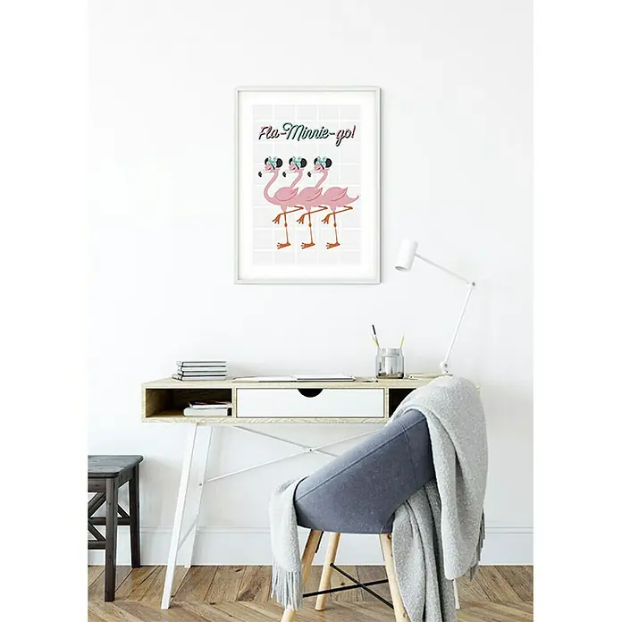 Komar Disney Edition 4 Poster Minnie Mouse Fla-Minnie-Go - Disney, B x H: 50 x 70 cm - Ein gerahmtes Wandbild mit drei Flamingos mit Minnie-Mouse-Ohren, die über einem Schreibtisch mit Büchern und einem Stuhl hängen.
