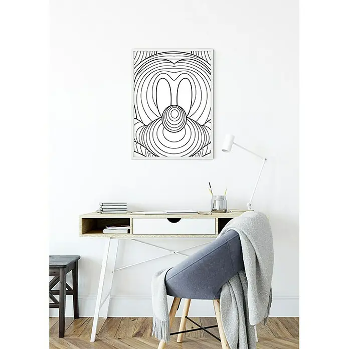 Komar Disney Edition 4 Poster Mickey Mouse Lines - Disney, B x H: 30 x 40 cm - Ein minimalistisches, abstraktes Mickey Mouse-Wandkunstwerk in Schwarzweiß hängt über einem stilvollen Schreibtisch im modernen Interieur.