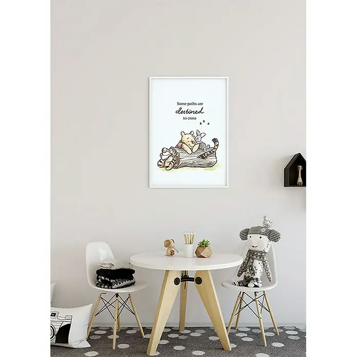 Komar Disney Edition 4 Poster Winnie Pooh Path - Disney, B x H: 50 x 70 cm - Kinderzimmer-Dekor mit einem Winnie-the-Pooh-Poster, das die Freundschaft zwischen Pooh und Ferkel feiert, und niedlichen Möbeln.