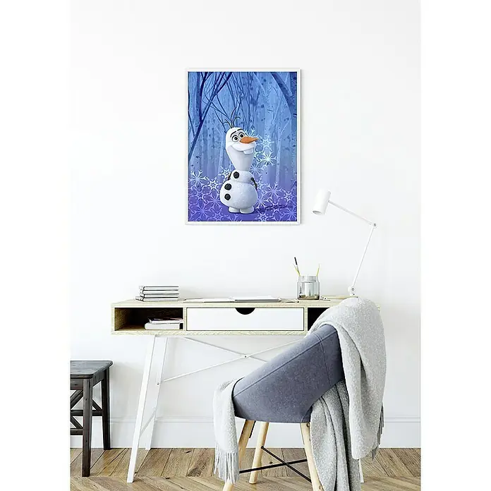 Komar Disney Edition 4 Poster Frozen Olaf Crystal - Disney, B x H: 40 x 50 cm - Eine gerahmte Olaf-Leinwand mit einem Schreibtisch, einem Stuhl und einer Lampe in einem hellen Raum. Ideal für ein Kinderzimmer.