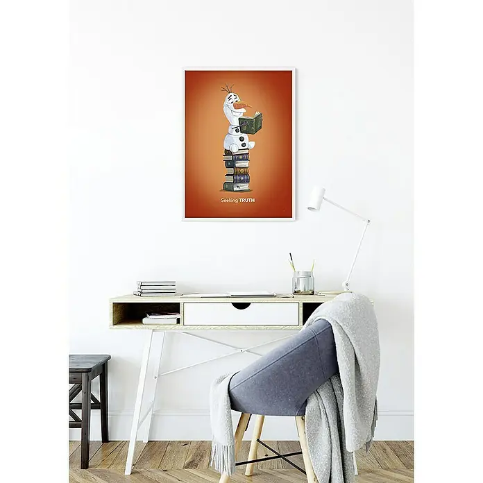 Komar Disney Edition 4 Poster Frozen Olaf Reading - Disney, B x H: 30 x 40 cm - Olaf auf Bücherstapel "Seeking Truth" Poster, ein lustiges Kunstwerk für Kinderzimmer oder Leseecken.