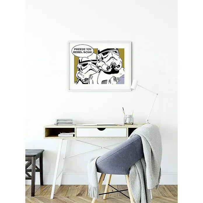 Komar Star Wars Poster Comic Quote Stormtrooper - Star Wars, B x H: 50 x 40 cm - Star Wars-Kunstwerk "Freeze You Rebel Scum!" mit zwei Stormtroopern über einem modernen Schreibtisch, das jedem Raum einen Hauch von Science-Fiction-Spaß verleiht.