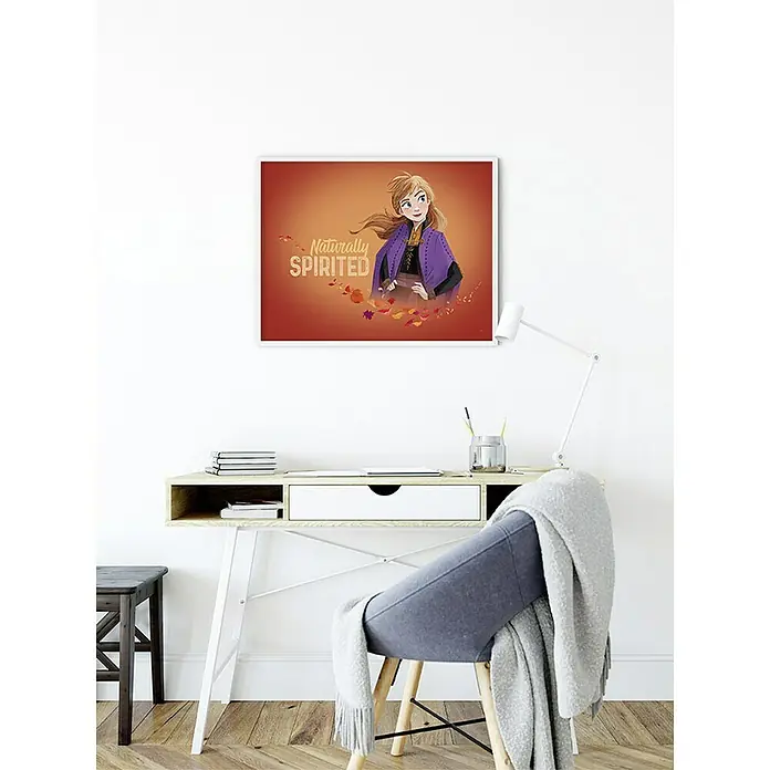 Komar Disney Edition 4 Poster Frozen Anna Autumn Spirit - Disney, B x H: 40 x 30 cm - Ein gerahmtes "Naturally Spirited" Frozen 2-Wandbild mit Anna vor einem orangefarbenen Hintergrund, perfekt für die Dekoration von Kinderzimmern.