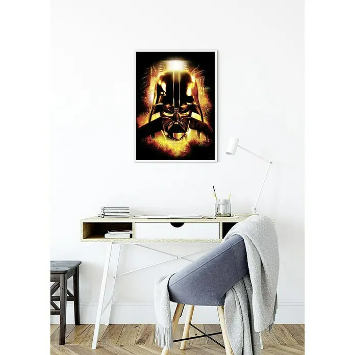 Komar Star Wars Poster Vader Head - Star Wars, B x H: 50 x 70 cm - Ein gerahmtes Darth Vader-Poster hängt über einem Schreibtisch mit einem Stuhl und einer Lampe, perfekt für ein Star Wars-Themenzimmer.