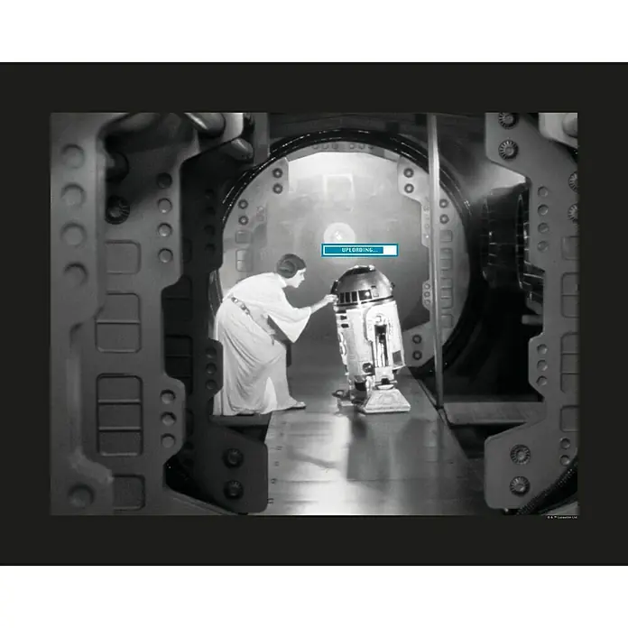 Komar Star Wars Poster Leia R2D2 Upload - Star Wars, B x H: 50 x 40 cm - Schwarzweiß-Szene mit Leia und R2-D2, der Daten hochlädt. Ein unvergesslicher Moment der Star Wars-Saga, jetzt als hochwertiges Bild.