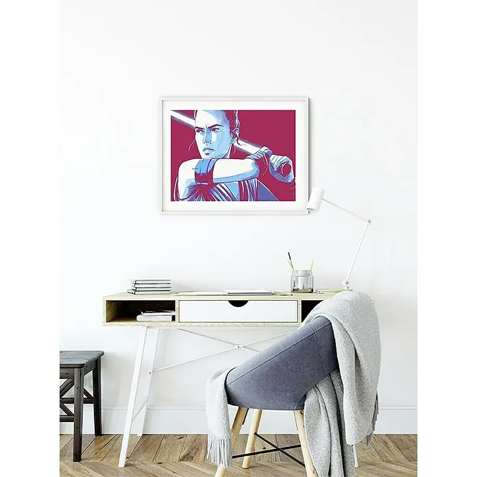 Komar Star Wars Poster Faces Rey - Star Wars, B x H: 70 x 50 cm - Das Star Wars Rey-Poster hängt über einem Schreibtisch mit einem Stuhl davor und verleiht dem Raum eine moderne Note.