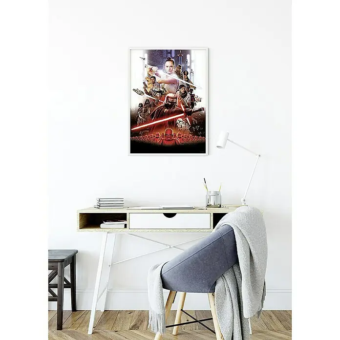 Komar Star Wars Poster Movie Poster Rey - Star Wars, B x H: 50 x 70 cm - Ein Star Wars Filmplakat mit zahlreichen Charakteren hängt an einer weißen Wand über einem Schreibtisch mit Büromaterialien.