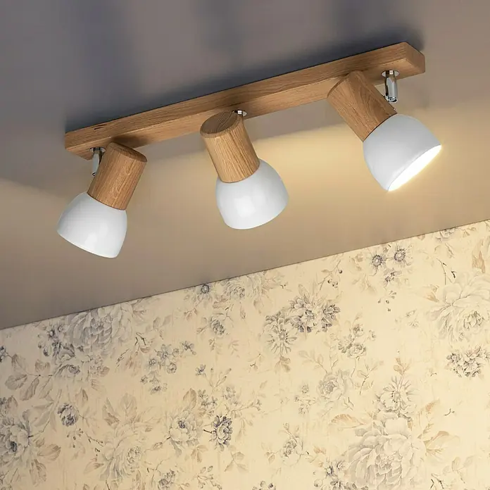 Spotlight Deckenstrahler Svenda - 180 W, L x B x H: 52 x 9 x 18 cm, Eiche, E27 - Holz-Deckenleuchte mit drei weißen Strahlern, die ein warmes Licht in den Raum wirft und eine gemütliche Atmosphäre erzeugt.