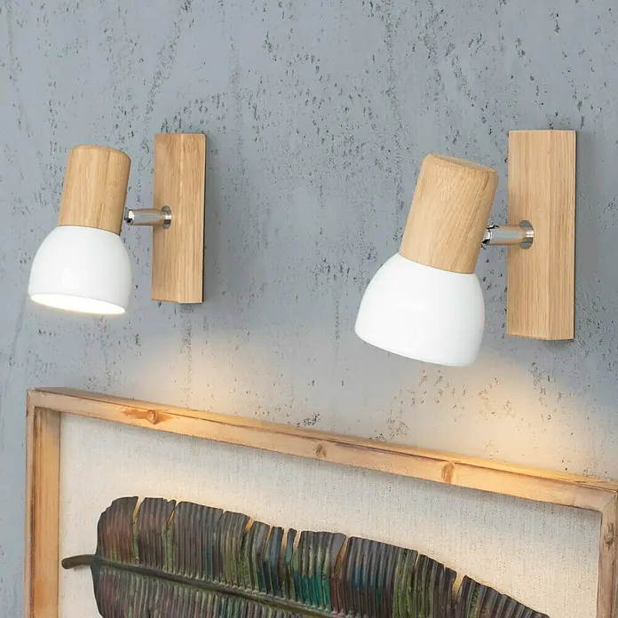 Spotlight Deckenstrahler Svenda - 60 W, L x B x H: 15 x 9 x 15 cm, Eiche, E27 - Zwei moderne Wandleuchten mit Holzdetails und weißem Schirm, die ein warmes Licht auf ein gerahmtes Kunstwerk werfen.