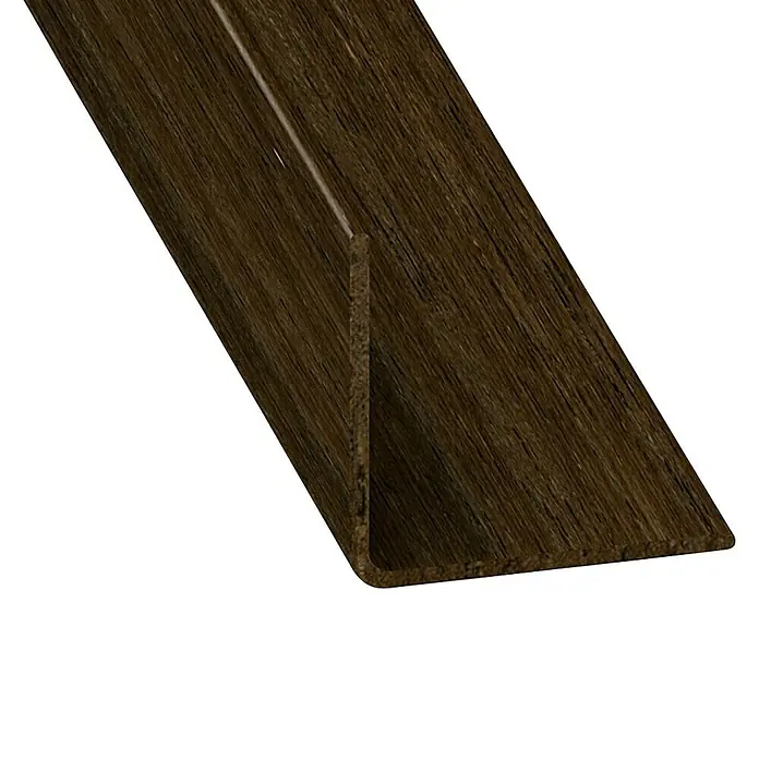 Kantoflex Winkelprofil - 2.600 x 20 x 20 mm, Kunststoff, Wenge - Detailaufnahme eines braunen Sockelleistenprofils mit Holzstruktur, ideal für den Innenausbau.