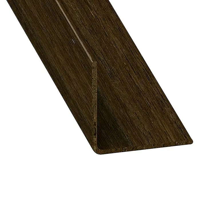 Kantoflex Winkelprofil - 2.000 x 20 x 20 mm, Stärke: 1,5 mm, Kunststoff, Wenge - Nahaufnahme eines braunen Wandpaneels in L-Form. Das Paneel hat eine Holzmaserung und befindet sich vor einem schwarzen Hintergrund.