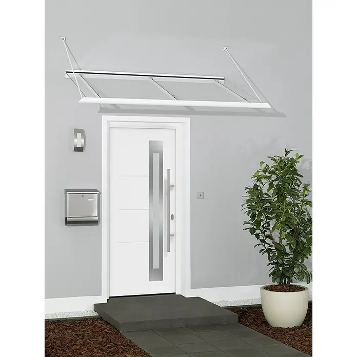 Hörmann EcoStar Haustür ISOPRO IP 780S - 110 x 210 cm, DIN Anschlag: Rechts, Verkehrsweiß - Moderne Haustür mit elegantem Vordach aus Glas und weißem Rahmen, umgeben von einem gepflegten Eingangsbereich mit Pflanzen und Briefkasten.