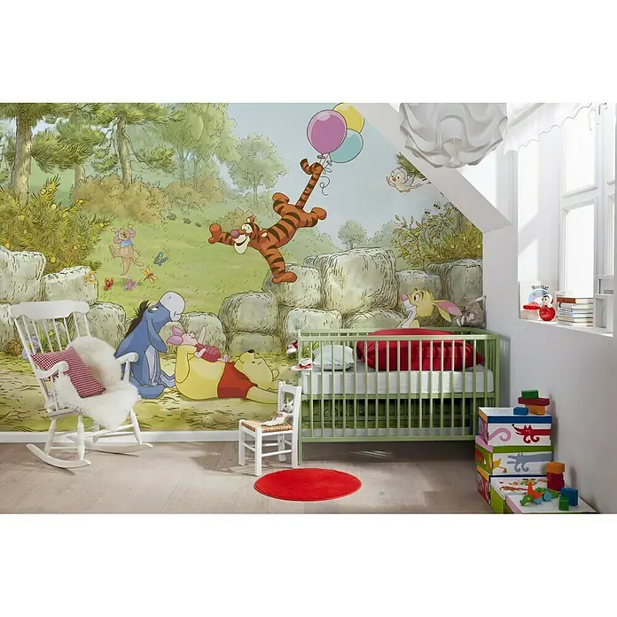 Komar Disney Edition 4 Fototapete Winnie Pooh Ballooning - 8 -tlg., B x H: 368 x 254 cm, Papier - Ein Kinderzimmer mit einer Winnie Puuh-Tapete, einem grünen Kinderbett und einem weißen Schaukelstuhl bietet eine freundliche Atmosphäre.