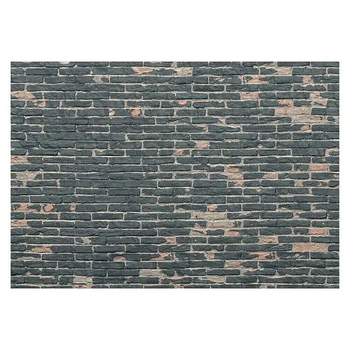 Komar Into Illusions Fototapete Painted Bricks - 4 -tlg., B x H: 368 x 254 cm, Vlies - Eine dunkelgraue Ziegelwand mit abblätternder Farbe und freiliegenden roten Ziegelsteinen darunter, die eine strukturierte Oberfläche erzeugt.
