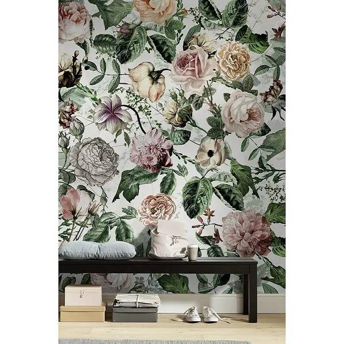 Komar Pure Fototapete Romance - 2 -tlg., B x H: 200 x 250 cm, Vlies - Wandbild mit floralem Motiv, einer dunklen Bank, einem Kissen, einem Rucksack und Schuhen. Dekorative Wohnraumgestaltung mit verspieltem Touch.