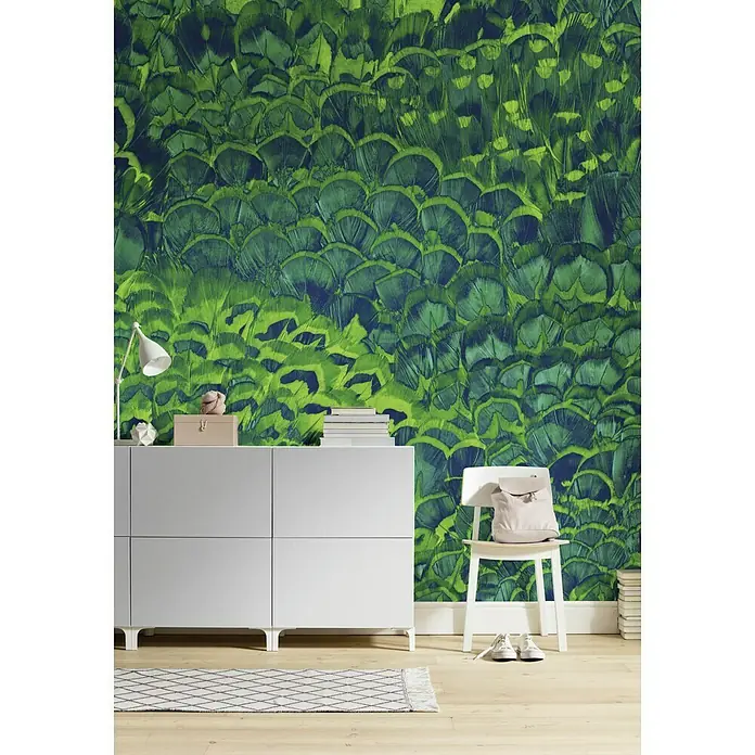 Komar Pure Fototapete Feathers - 2 -tlg., B x H: 200 x 250 cm, Vlies - Rauminterieur mit einer Kommode, einem Stuhl und einem auffälligen grünen Federwandmuster. Die Kommode bietet viel Stauraum.