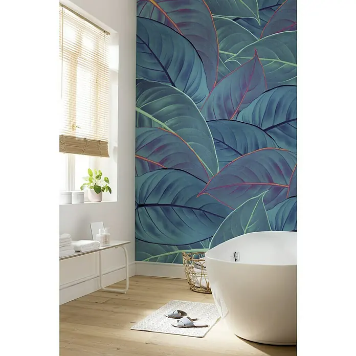 Komar Pure Fototapete Foliage - 2 -tlg., B x H: 200 x 250 cm, Vlies - Ein Badezimmer mit einer freistehenden Badewanne, einem Fenster mit Jalousien und einer Wand mit einem großen Blattmuster.