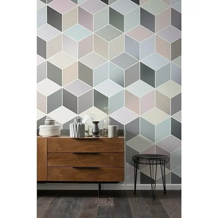 Komar Pure Fototapete Cubes Pastel - 2 -tlg., B x H: 200 x 250 cm, Vlies - Kommode aus Holz mit drei Schubladen und dekorativen Gegenständen vor einer geometrischen Tapete.