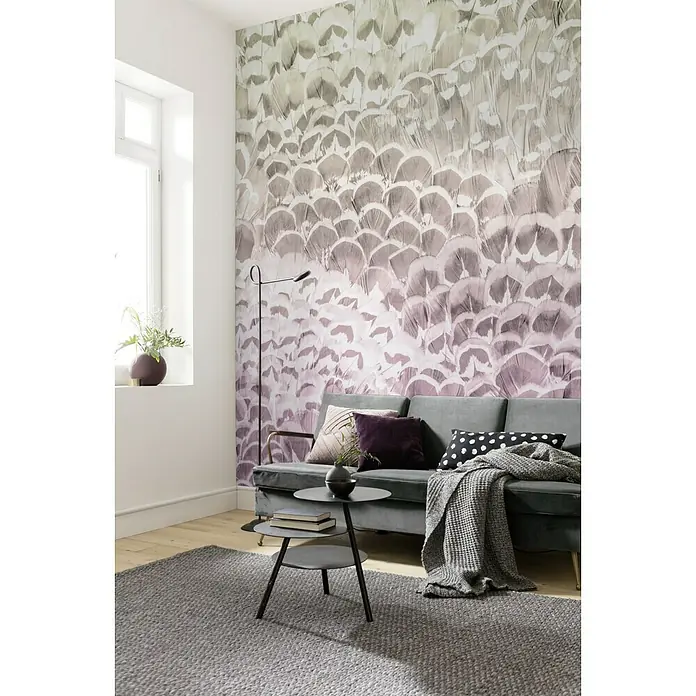 Komar Pure Fototapete Pale Feathers - 2 -tlg., B x H: 200 x 250 cm, Vlies - Wohnzimmer mit grauer Couch, gemusterter Tapete und grauem Teppich. Die Dekoration umfasst Kissen und eine Decke.