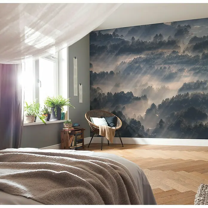 Komar Pure Fototapete Rays - 3 -tlg., B x H: 300 x 250 cm, Vlies - Schlafzimmer mit einer Waldtapete, die eine ruhige und natürliche Atmosphäre schafft.