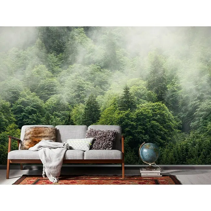 Komar Stefan Hefele Edition 1 Fototapete Forest Land - 4 -tlg., B x H: 400 x 250 cm, Vlies - Eine stilvolle Inneneinrichtung mit einem Sofa vor einer Waldtapete, die eine ruhige und natürliche Atmosphäre schafft.