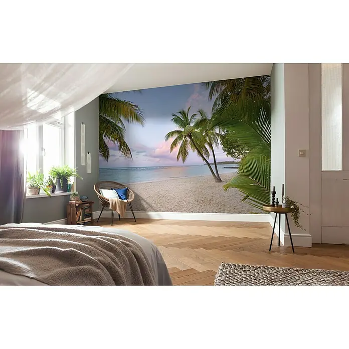 Komar Stefan Hefele Edition 1 Fototapete Paradise Morning - 4 -tlg., B x H: 400 x 250 cm, Vlies - Ein Schlafzimmer mit einer Fototapete einer tropischen Strandlandschaft. Die Fototapete bringt Urlaubsflair in den Raum und wirkt sehr entspannend.