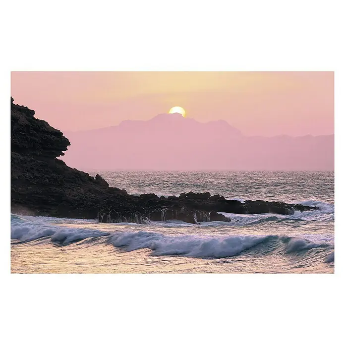 Komar Stefan Hefele Edition 1 Fototapete Forbidden Love - 4 -tlg., B x H: 400 x 250 cm, Vlies - Ein friedlicher Sonnenuntergang am Meer mit Wellen, die gegen die Felsen schlagen, und die Sonne, die hinter den Bergen hervorlugt.
