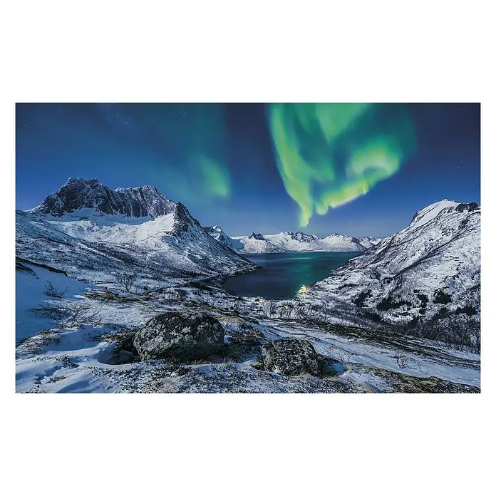 Komar Stefan Hefele Edition 1 Fototapete I LOVE Norway - 4 -tlg., B x H: 400 x 250 cm, Vlies - Eindrucksvolle Aufnahme der Nordlichter über einer verschneiten Berglandschaft mit einem ruhigen See, der die grünen Lichter reflektiert.