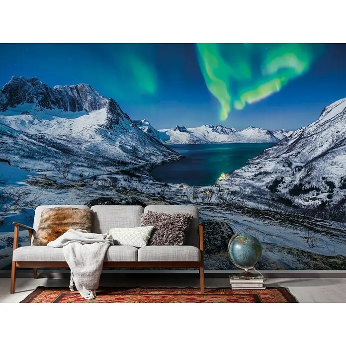 Komar Stefan Hefele Edition 1 Fototapete I LOVE Norway - 4 -tlg., B x H: 400 x 250 cm, Vlies - Eine gemütliche Couch mit Kissen und Decke vor einer beeindruckenden Fototapete mit Nordlichtern und schneebedeckten Bergen.
