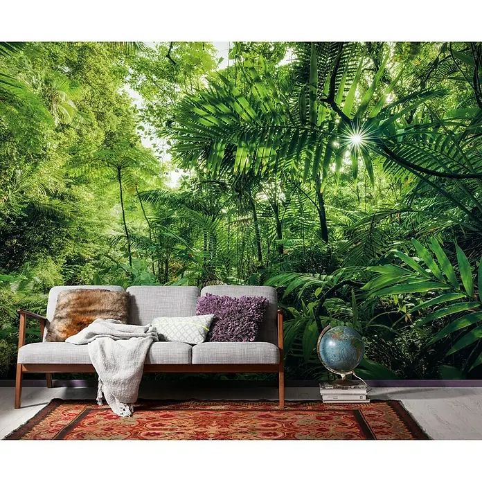 Komar Stefan Hefele Edition 1 Fototapete Into the Jungle - 4 -tlg., B x H: 400 x 250 cm, Vlies - Ein Wohnzimmer mit einer Fototapete mit Dschungelmotiv, einem grauen Sofa, einem Teppich und einem Globus, die ein entspannendes Ambiente schafft.