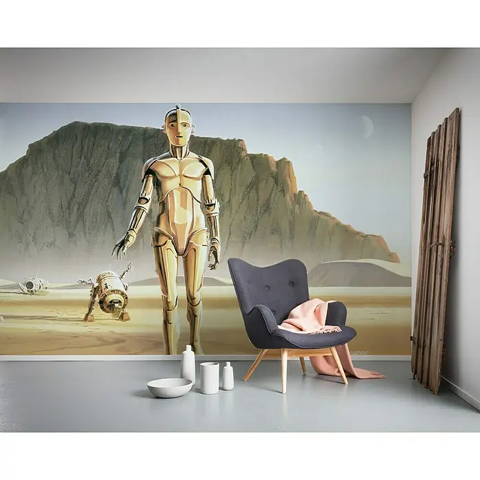 Komar Star Wars Fototapete Droids - 10 -tlg., B x H: 500 x 250 cm, Vlies - Das Bild zeigt eine stilvolle Inneneinrichtung mit einer Wandtapete, die C-3PO und R2-D2 zeigt, einem blaugrauen Sessel und dekorativen Elementen.