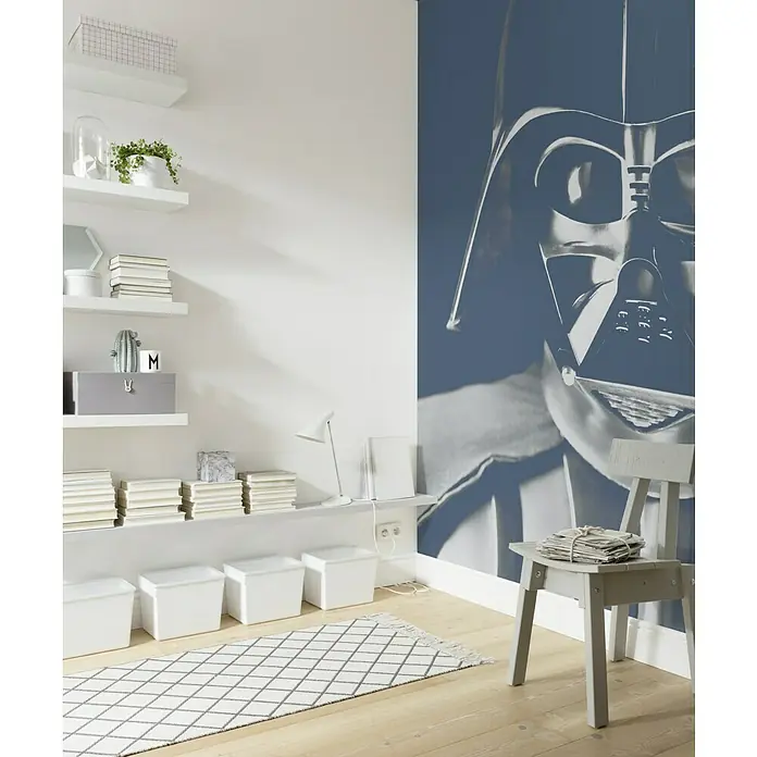 Komar Star Wars Fototapete Icons Vader - 3 -tlg., B x H: 150 x 280 cm, Vlies - Helles Zimmer mit weißen Regalen, Aufbewahrungsboxen und einem Darth Vader Wandbild, das dem Raum einen Hauch von Science-Fiction-Stil verleiht.