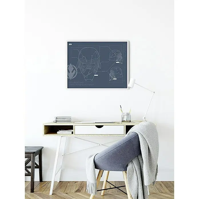 Komar Star Wars Poster EP9 Blueprint Kylo Helmet - Star Wars, B x H: 70 x 50 cm - Ein gerahmtes Kylo Ren Helm Blueprint-Poster hängt über einem modernen Schreibtisch mit Stuhl und Lampe in einem hellen Raum.