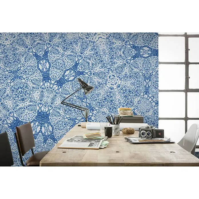Komar Infinity Fototapete Suprabatic - 5 -tlg., B x H: 500 x 250 cm, Vlies - Wandbild mit blau-weißem Muster, ideal für Arbeitszimmer. Der Tisch ist mit Lampe, Kamera und Bürobedarf ausgestattet.