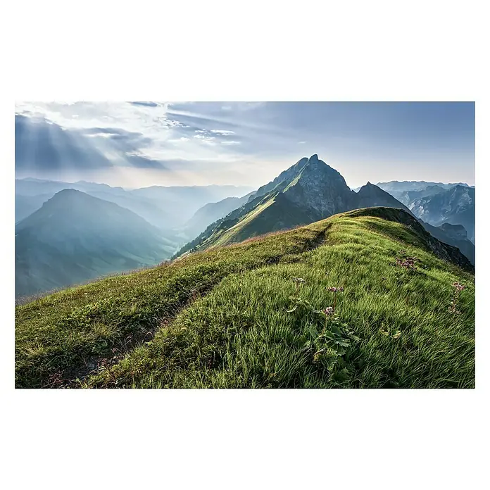 Komar Pure Fototapete Green Vein - 4 -tlg., B x H: 400 x 250 cm, Vlies - Malerische Berglandschaft mit üppigem Grün und sanften Hügeln unter einem strahlenden Himmel.
