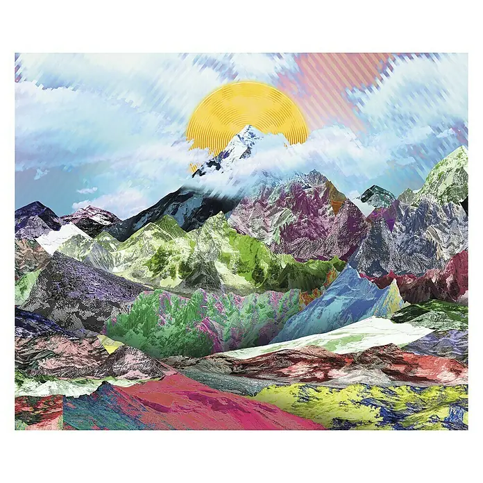 Komar Infinity Fototapete Mountain Top - 3 -tlg., B x H: 300 x 250 cm, Vlies - Farbenfrohe Illustration einer Berglandschaft mit einer goldenen Sonne, die ein faszinierendes und surreal anmutendes Kunstwerk ergibt.