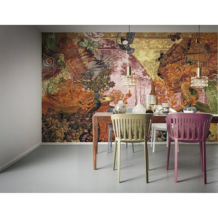 Komar Infinity Fototapete Gobelin - 3 -tlg., B x H: 300 x 250 cm, Vlies - Der Stuhl in Rosa, Weiß und Gelb ist aus Kunstoff gefertigt und steht vor einer Wand mit einem floralen Muster.