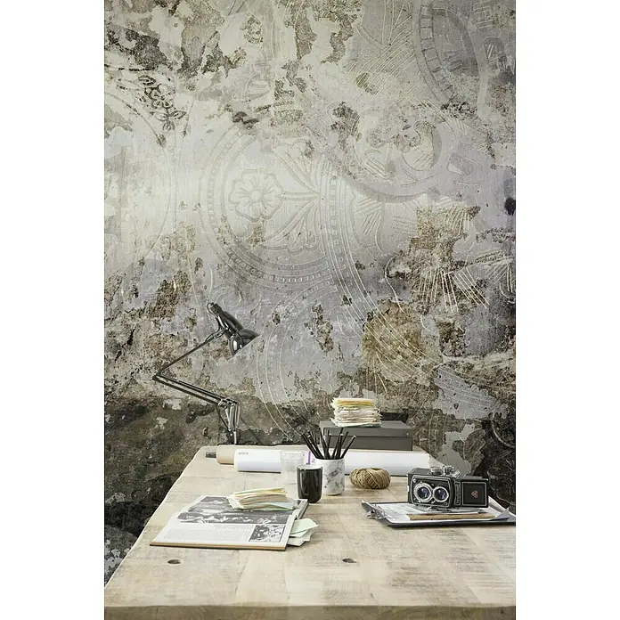 Komar Infinity Fototapete Time - 3 -tlg., B x H: 300 x 250 cm, Vlies - Rustikaler Arbeitsbereich mit Vintage-Kamera und Schreibtischlampe vor einer Wand mit abgenutztem Blumendesign.