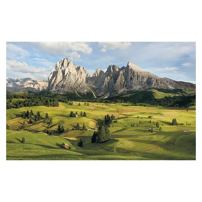Komar Stefan Hefele Edition 1 Fototapete Alpen - 4 -tlg., B x H: 400 x 250 cm, Vlies - Malerische Aussicht auf die sanften grünen Hügel und das schroffe Bergmassiv unter einem bewölkten Himmel.