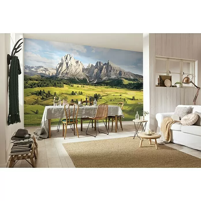 Komar Stefan Hefele Edition 1 Fototapete Alpen - 4 -tlg., B x H: 400 x 250 cm, Vlies - Wandtattoo mit Berglandschaft und grünen Feldern, das ein modernes Esszimmer verschönert.
