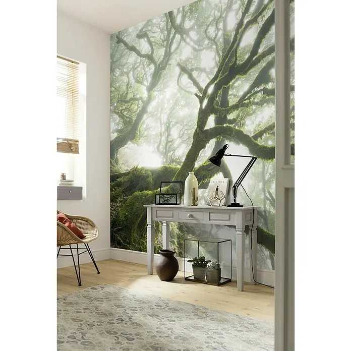 Komar Pure Fototapete The Forgotten Forest - 4 -tlg., B x H: 400 x 250 cm, Vlies - Das Zimmer verfügt über einen stilvollen Schreibtisch mit einer Lampe, Dekorationen und einer botanischen Wandtapete, die eine ruhige Atmosphäre schafft.