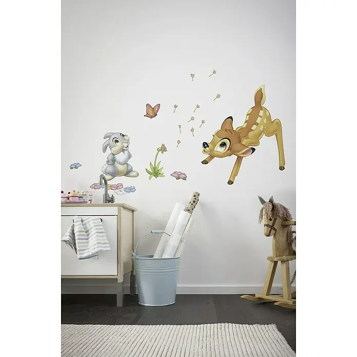 Komar Disney Edition 4 Dekosticker Bambi - 17 -tlg., Bunt - Wanddekor mit Bambi und Klopfer, die eine verspielte und bezaubernde Atmosphäre in einem Kinderzimmer schaffen. Ideal für Disney-Fans.