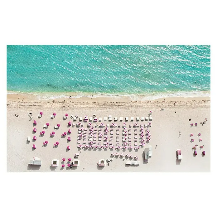 Komar Pure Fototapete Pink Umbrella - 4 -tlg., B x H: 400 x 250 cm, Vlies - Luftaufnahme eines Strandes mit azurblauem Wasser und pinkfarbenen Sonnenschirmen, die ein entspannendes Urlaubsparadies darstellen.